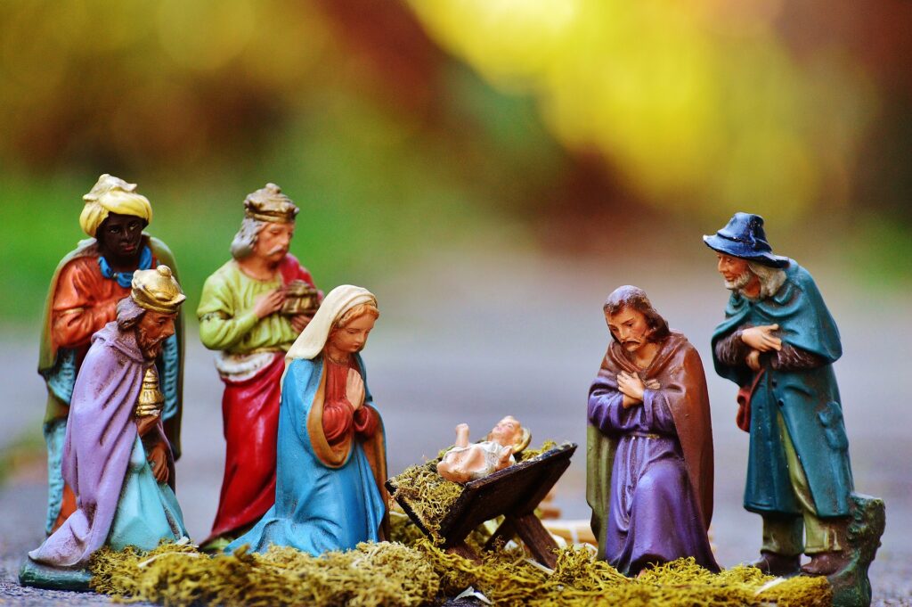 Miniatyr av en julgrubba med Jesus barnet i centrum.