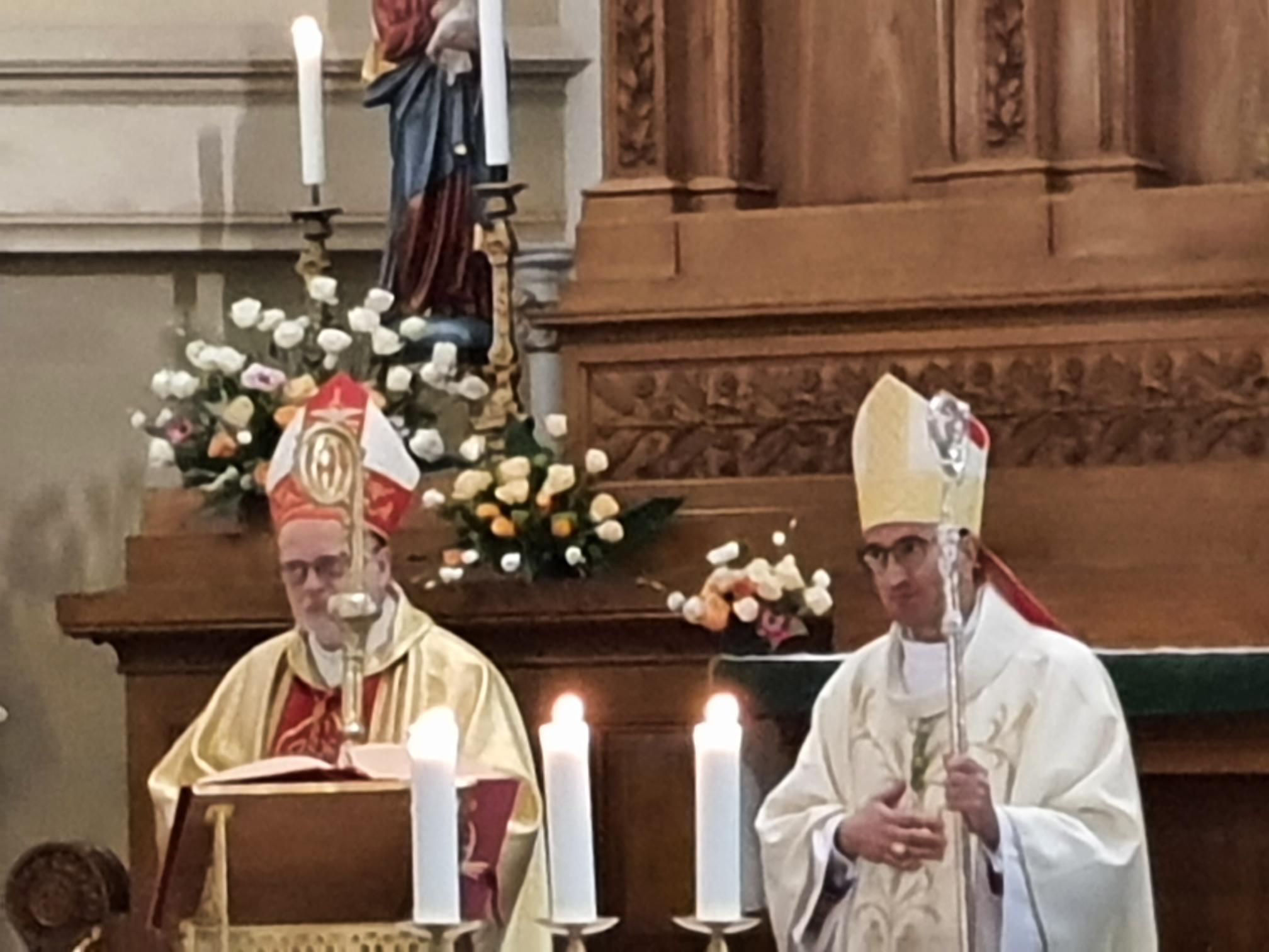 Kardinaali Anders Arborelius sekä piispa Rasimo Goyarrola juhlamessussa.
