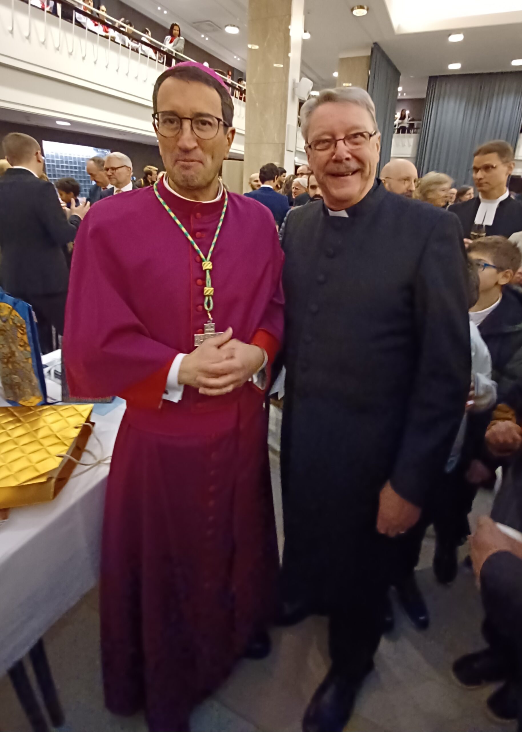 Suomen Vapaakirkon edustaja pastori Richard Brewis tervehti piispa Raimoa.
