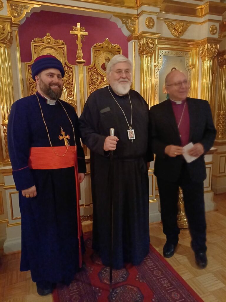 Piispa Daniel, arkkipiispa Leo ja piispa Hamid hymyilevät kameralle.