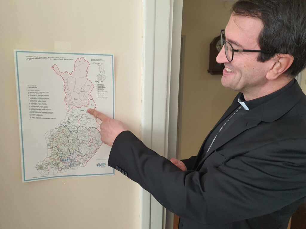 Piispa Raimo osoittaa Suomen karttaa.