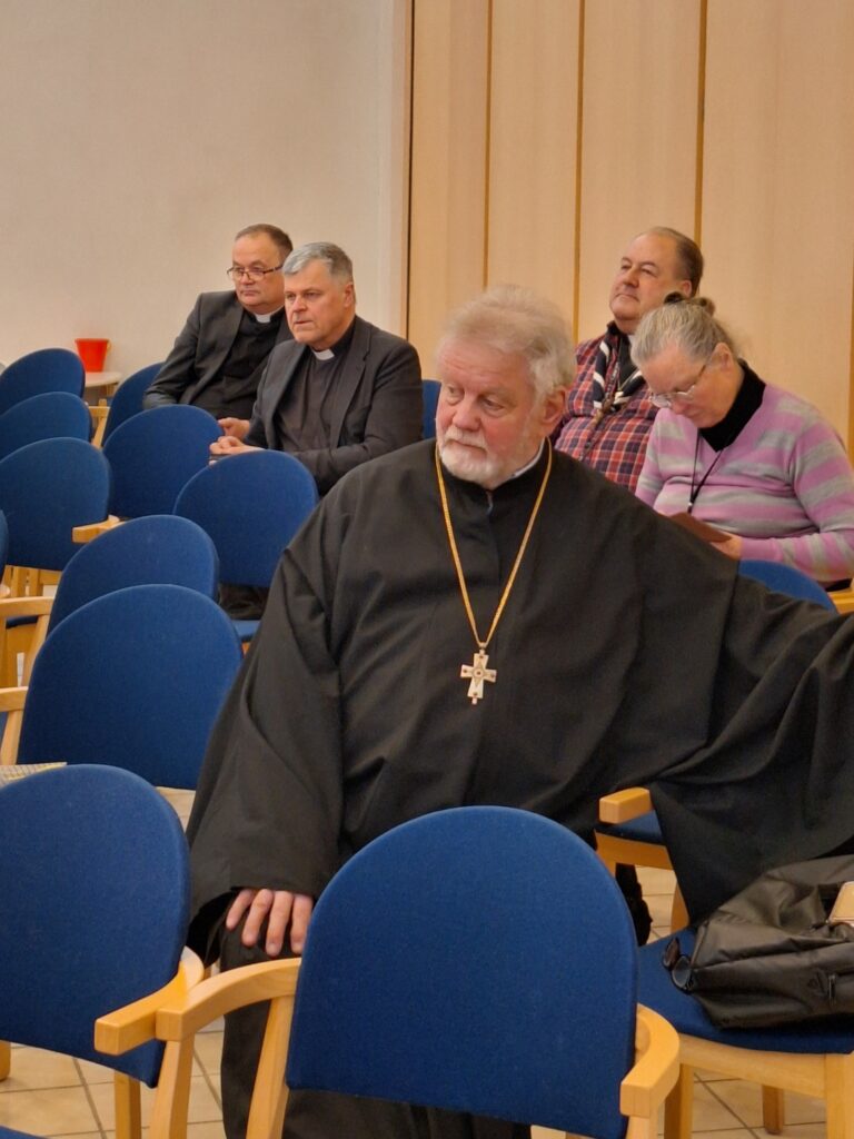 Ortodoksipappi istumassa.