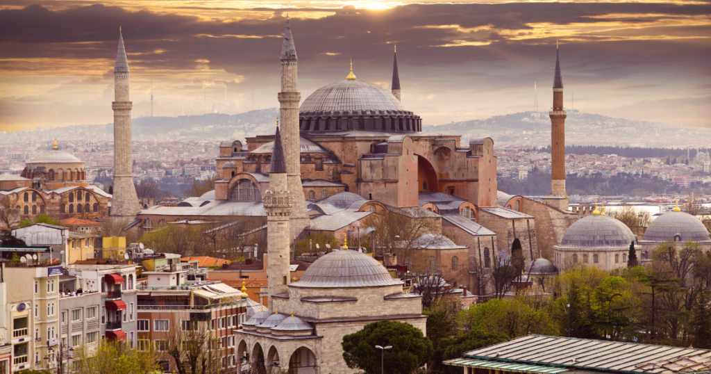 Hagia Sofia ja muita rakennuksia Istanbulissa auringonlaskun aikaan.