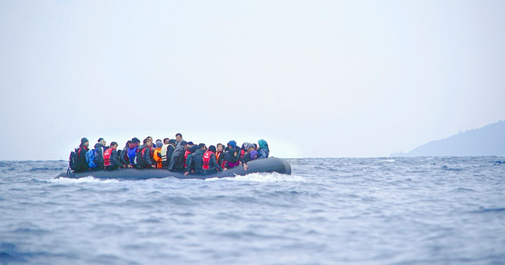 Pakolaisia kumiveneessä Välimerellä.