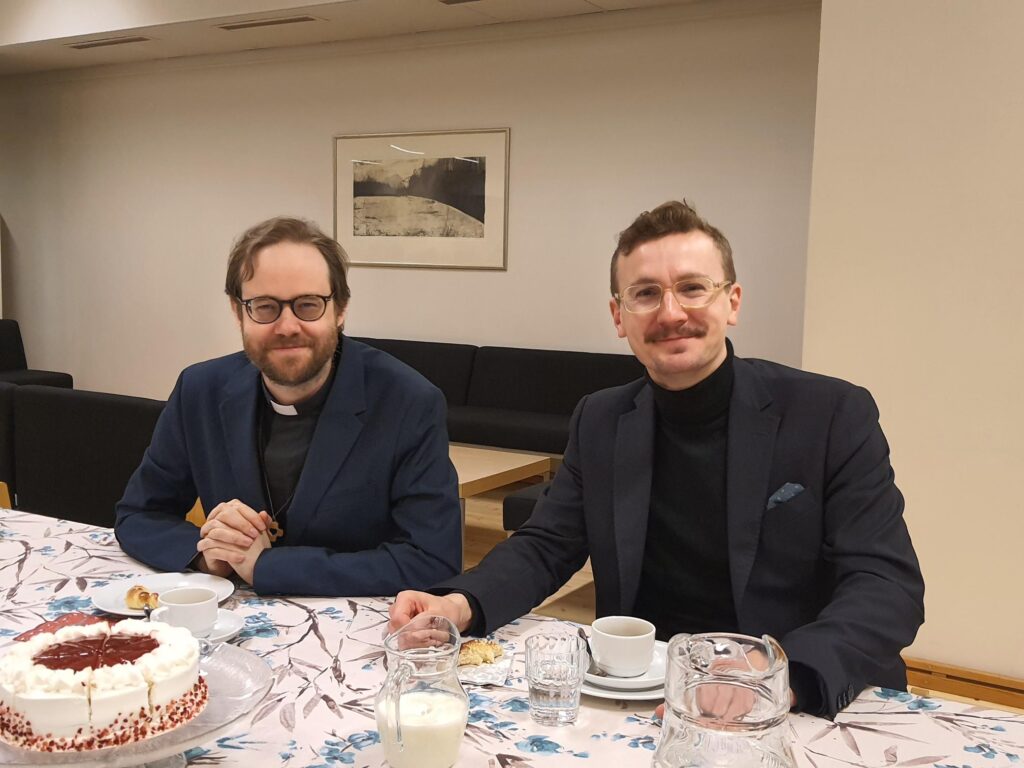 Kirkkokahveilla isä Martti Savijoki SCJ, joka toimi myös urkurina messussa sekä hiippakunan kansleri Alpo Penttinen.