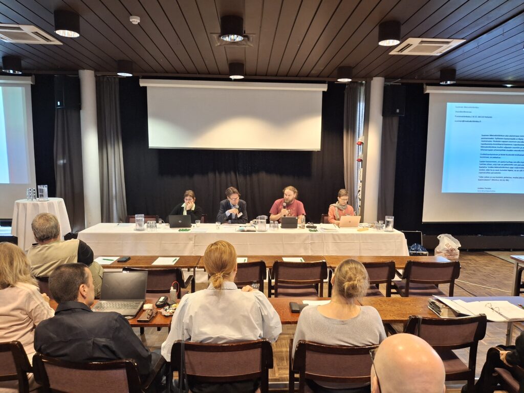 Kuvassa vas piirikunnanjohtaja Soile Kasi, piispa Knut Refsal, konferenssin apusihteeri Veli Loponen ja konferenssisihteeri Kreetta Heiskari